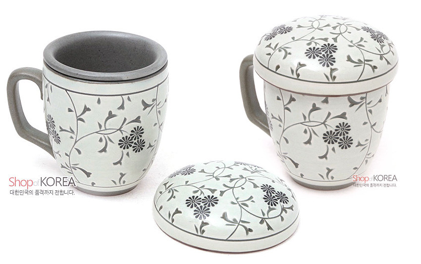[텍스트: Shop OF KOREA 대한민국의 품격까지 전달합니다.] 백색 도자기 위 회색 국화와 덩굴 문양을 섬세히 시문한 뚜껑 머그 다기잔 세트 모습