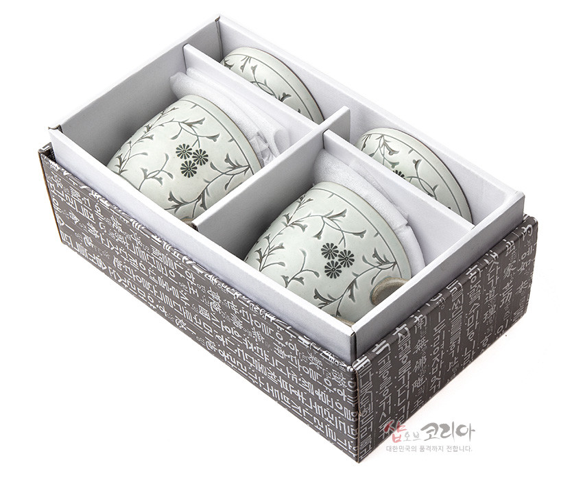 [텍스트: 샵오브코리아 대한민국의 품격까지 전합니다.] 백색 도자기 재질에 회색 국화와 덩굴 문양을 둘러 새긴 머그 다기잔과 뚜껑 세트가 한글 패턴 포장박스에 담긴 구성