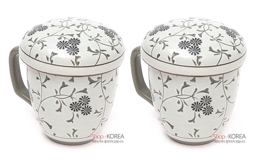 [텍스트: Shop of KOREA 대한민국의 품격까지 전합니다.] 백색 도자기 재질 위 회색 손잡이와 국화·덩굴 문양을 반복 시문한 뚜껑 머그다기잔 한 쌍 이미지 설명
