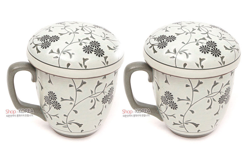 [텍스트: ShopKOREA 대한민국의 품격까지 전합니다.] 백색 도자기 재질에 회색 손잡이와 국화·덩굴 문양을 둘러 시문한 뚜껑 머그 다기잔 세트 이미지