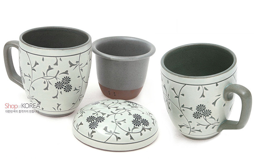 [텍스트: ShopofKOREA 대한민국의 품격까지 전합니다] 백색 도자 재질에 회색 국화와 덩굴 문양을 시문한 머그형 다기잔과 거름망, 뚜껑 세트 이미지