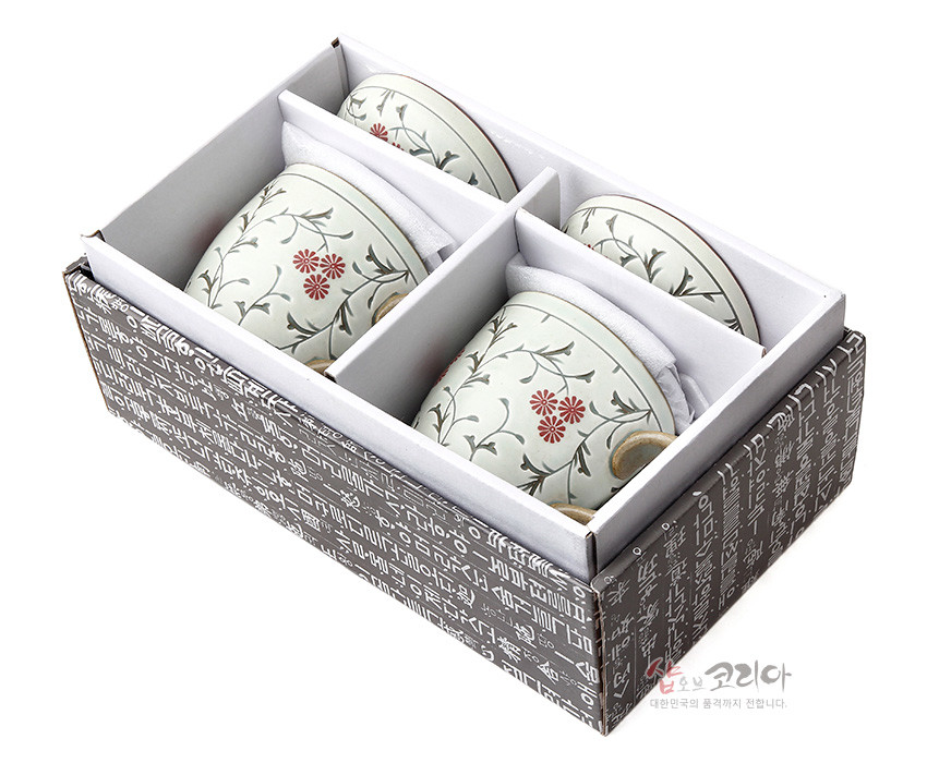 [텍스트: 샵오브코리아 대한민국의 품격까지 전합니다.] 은은한 백자 재질 머그다기에 적색 국화와 회녹색 덩굴문을 둘러 시문한 뚜껑 포함 세트 구성 모습