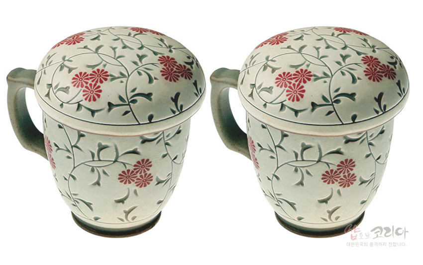 [텍스트: 샵오브코리아 대한민국 전통문화를 생각하지 전합니다.] 백자풍 도자기 재질의 머그다기잔 세트, 연한 청자색 바탕에 적색 국화문과 회녹색 덩굴문을 둘러 시문한 뚜껑 포함 구성