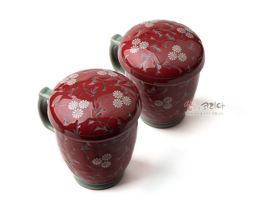 [텍스트: 샵오브코리아 대한민국의 품격까지 전합니다.] 붉은 유약 바탕에 흰 국화와 청록색 넝쿨 문양이 시문된 도자 머그다기잔, 연녹색 손잡이와 굽이 대비를 이루는 세트 이미지