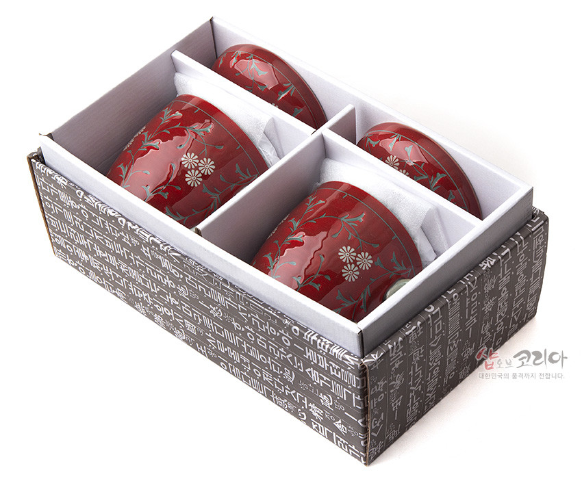 [텍스트: 샵오브코리아 대한민국의 품격까지 전달합니다.] 붉은 유약 도자 머그와 뚜껑에 청록색 넝쿨과 흰 국화 문양을 상감한 한글 패턴 포장 박스 속 세트 구성 이미지 설명
