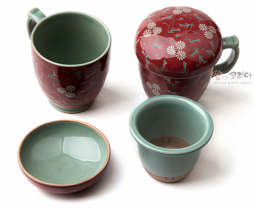 [텍스트: 샵오브코리아 대한민국의 품격까지 전합니다.] 진사색 유약 위 흰 국화와 청록 넝쿨 문양 장식 머그다기잔 세트, 내부 연녹색 유약과 분리형 거름망·받침 구성