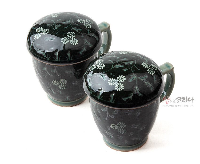 [텍스트: 샵오브코리아 대한민국의 품격까지 전합니다.] 짙은 흑진사 바탕에 녹색 유약을 입히고 백색 국화와 넝쿨 상감 문양을 둘러 장식한 도자기 머그 다기잔 세트 이미지 설명