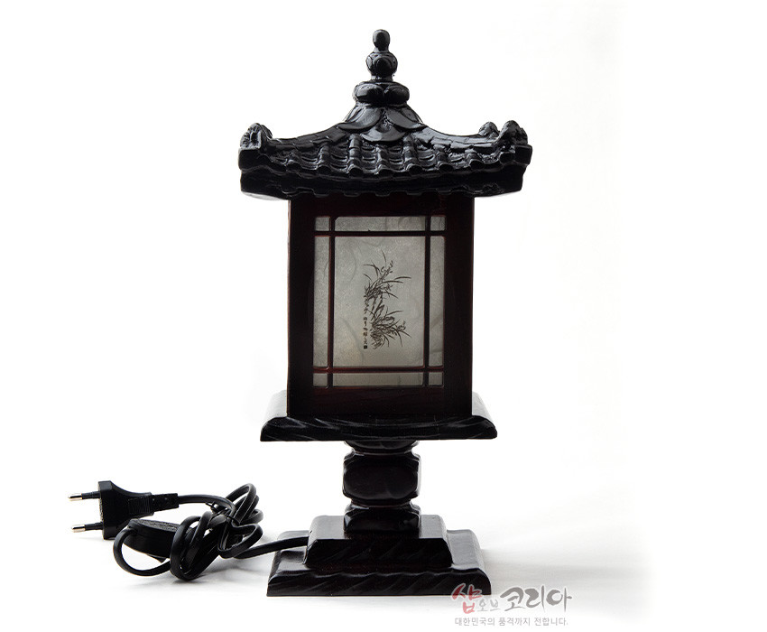 [텍스트: 샵오브코리아 대한민국의 품격까지 전합니다.] 짙은 흑갈색 목재와 기와 지붕 조각, 한지 패널의 대나무 문양이 어우러진 사각 형태 전통 미니 좌등 디자인