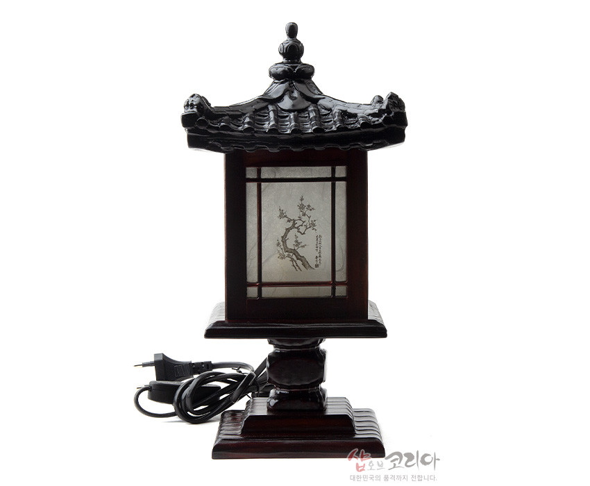 [텍스트: 샵오브코리아 대한민국의 숨결까지 전합니다.] 짙은 옻칠 목재와 사각 기와 지붕, 한지 패널에 매화와 한자 문양이 인쇄된 전통 미니 좌등 디자인