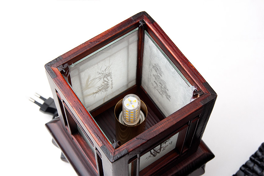 흑갈색 나무 프레임과 사각 구조, 내부 한지 패널에 대나무와 매화 수묵화 문양, 중앙 LED 전구가 배치된 전통 미니 좌등 구조 모습