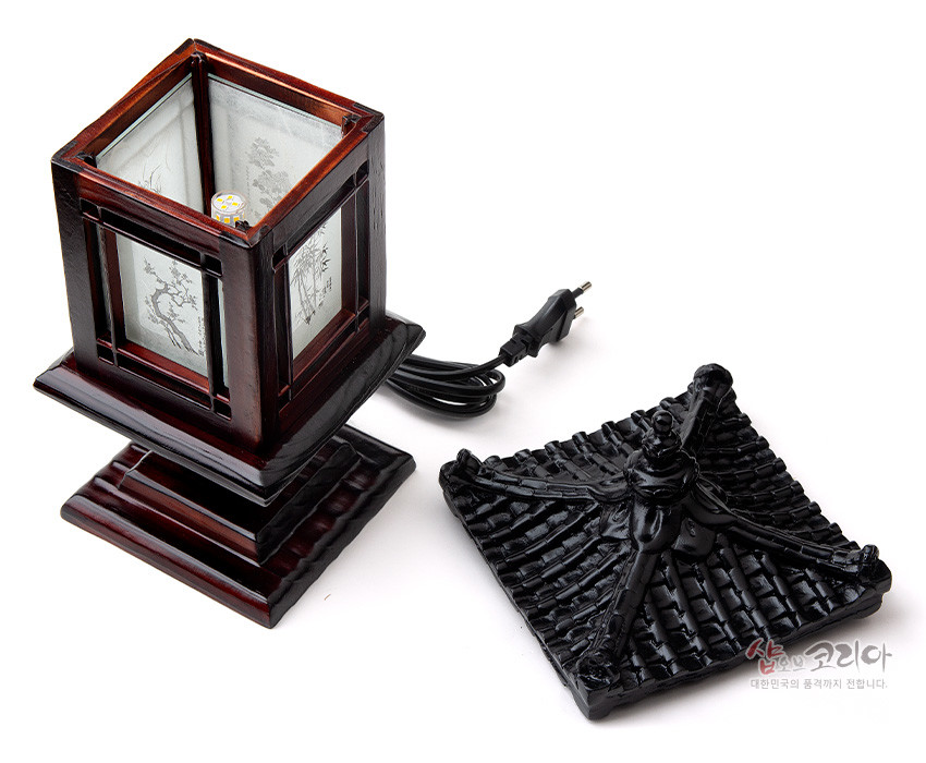 [텍스트: 샵오브코리아 대한민국의 품격까지 전합니다.] 짙은 갈색 목재 좌등과 흑색 기와 지붕형 상단, 반투명 한지에 매화·대나무 수묵화 문양이 둘러진 전통 미니 스탠드 구성