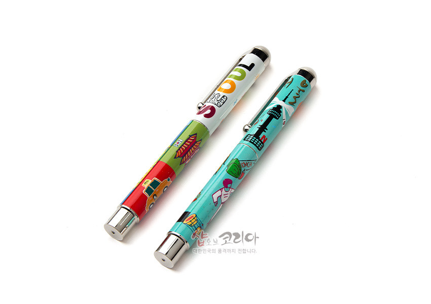 [텍스트: SEOUL] 서울 타워, 전통가옥, 한글 서체를 팝아트풍 일러스트로 감싼 알록달록 합성수지 배럴과 금속 클립, 메탈 팁이 조화된 볼펜 디자인