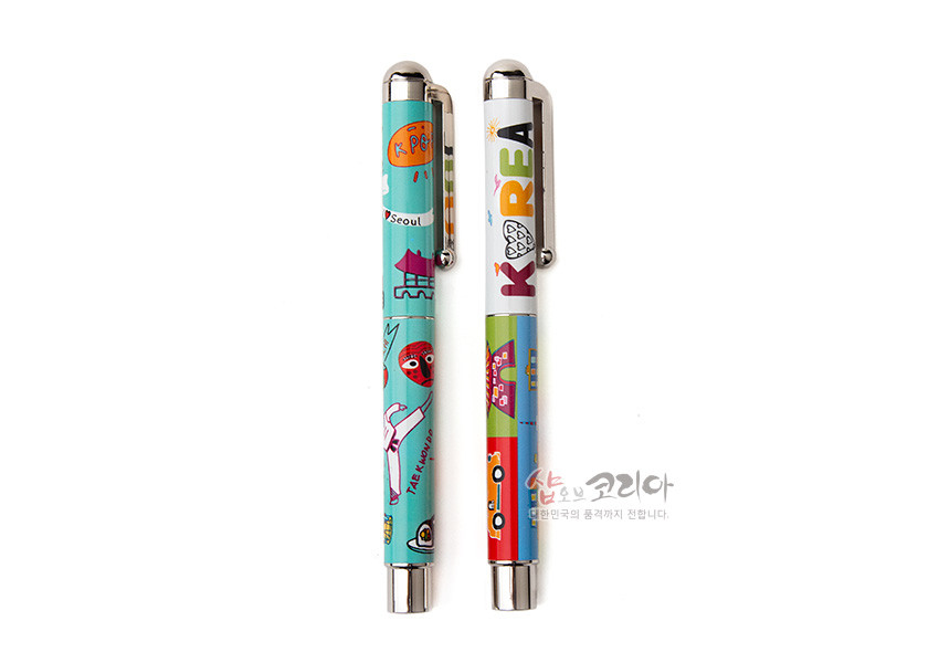 [텍스트: K-POP, I ♥ Seoul, TAEKWONDO, KOREA] 금속 클립과 알록달록한 파스텔 색상에 서울 랜드마크와 탈, 태권도 일러스트를 팝아트풍으로 배치한 볼펜 디자인