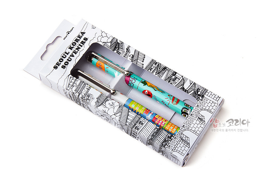 [텍스트: SEOUL KOREA SOUVENIRS] 서울 랜드마크 선과 건축 일러스트가 흑백으로 둘러진 종이 케이스, 팝아트풍 다채로운 색상의 금속 클립 볼펜 세트 이미지