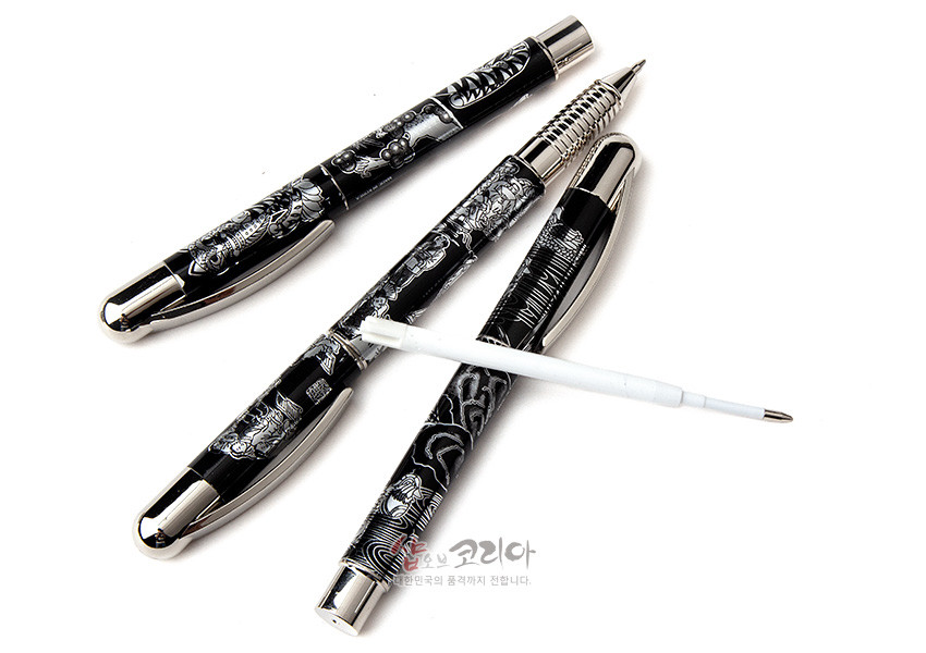 [텍스트: 샵오브코리아 대한민국의 품격까지 전합니다.] 검은 바탕 금속 볼펜에 흰 선묘 기법으로 인물·용·산수 등 전통 민화 문양을 정교하게 새긴 4p 세트 모습