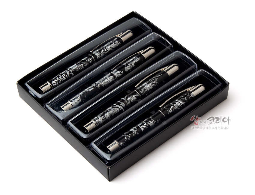[텍스트: 샵오브코리아 대한민국의 품격까지 전합니다.] 검정 바탕 금속 볼펜에 흰 선묘로 인물과 꽃, 산수 등 전통 민화 문양을 섬세하게 장식한 4p 세트 이미지