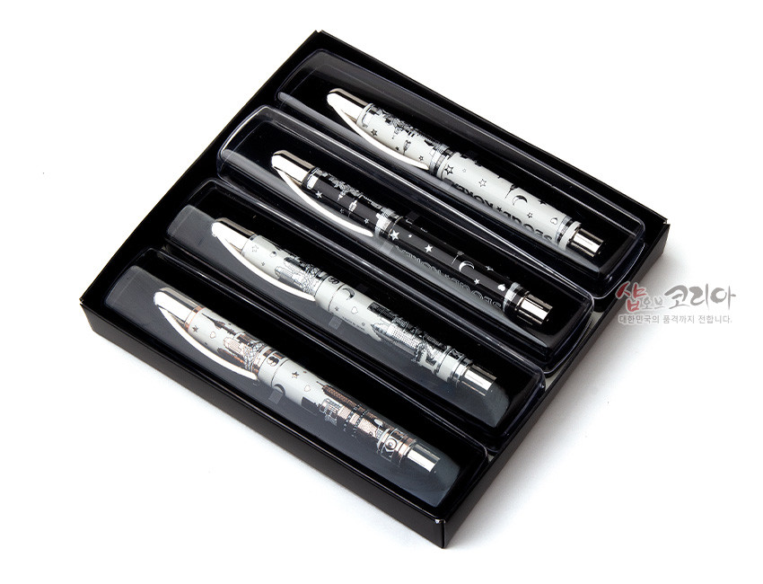 [텍스트: 샵오브코리아 대한민국의 품격까지 전합니다.] 금속 재질 볼펜에 흑백·메탈릭 컬러로 서울 스카이라인과 별·달 문양을 인쇄한 4종 세트 이미지 설명