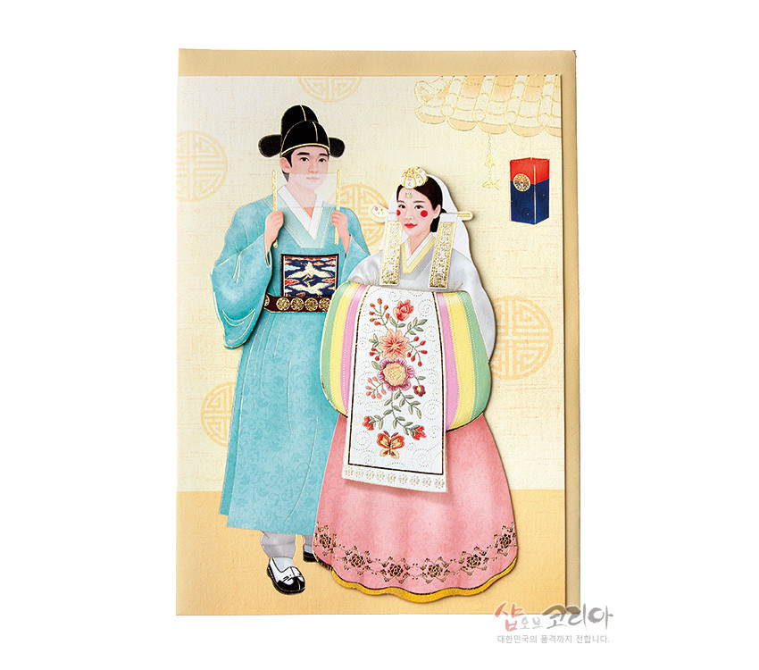 [텍스트: 샵오브코리아 대한민국의 품격까지 전합니다.] 전통 혼례 한복 입은 신랑신부 입체 카드, 파스텔 색 한복과 꽃자수 흉배·기러기문 장식, 배경 전통문양과 노리개 표현 카드 디자인