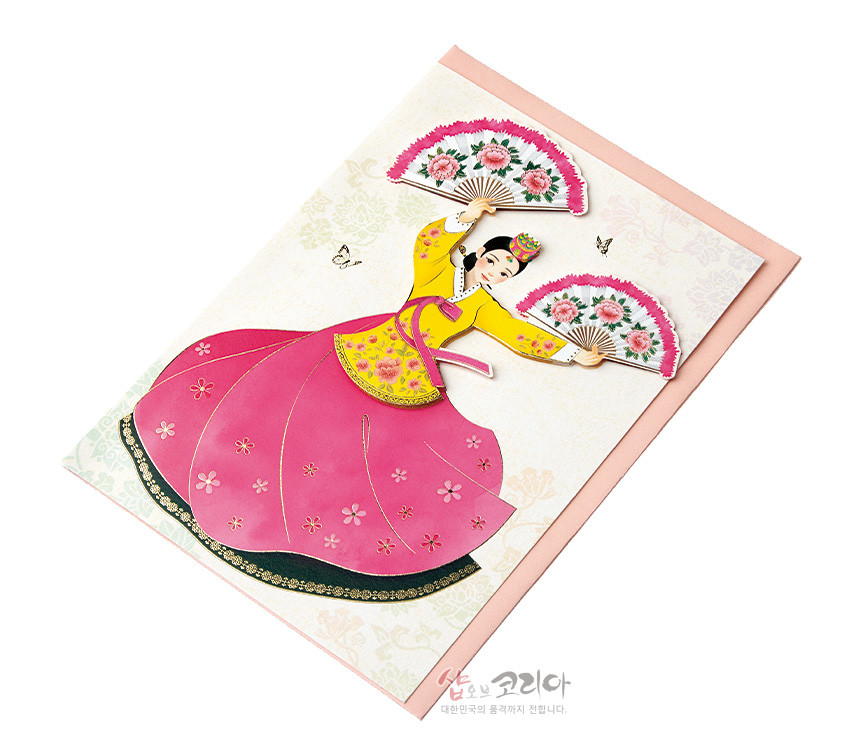 [텍스트: 샵오브코리아 대한민국의 품격까지 전합니다.] 분홍 치마와 노랑 저고리 한복의 부채춤 무희, 꽃문양 부채와 나비, 은은한 연꽃 패턴 배경의 입체 카드 디자인