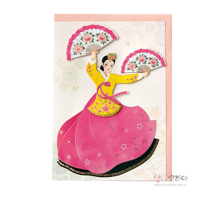 [텍스트: 샵오브코리아 대한민국의 품격까지 전달합니다.] 분홍·노랑 한복 입은 부채춤 무용수 입체 카드, 부채 꽃문양과 치마 꽃장식, 파스텔 배경의 전통 미니어처 일러스트 표현