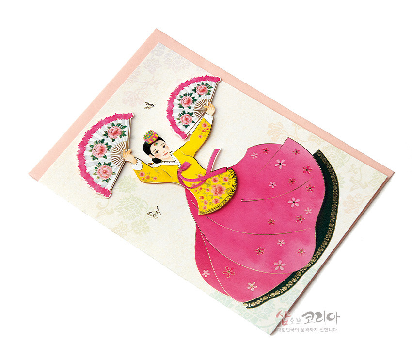 [텍스트: 샵오브코리아 대한민국의 품격까지 전합니다.] 분홍 치마와 노랑 저고리의 부채춤 한복 여인 입체 카드, 꽃문양 부채와 나비 장식, 파스텔 색 배경 디자인 카드엽서형 작품