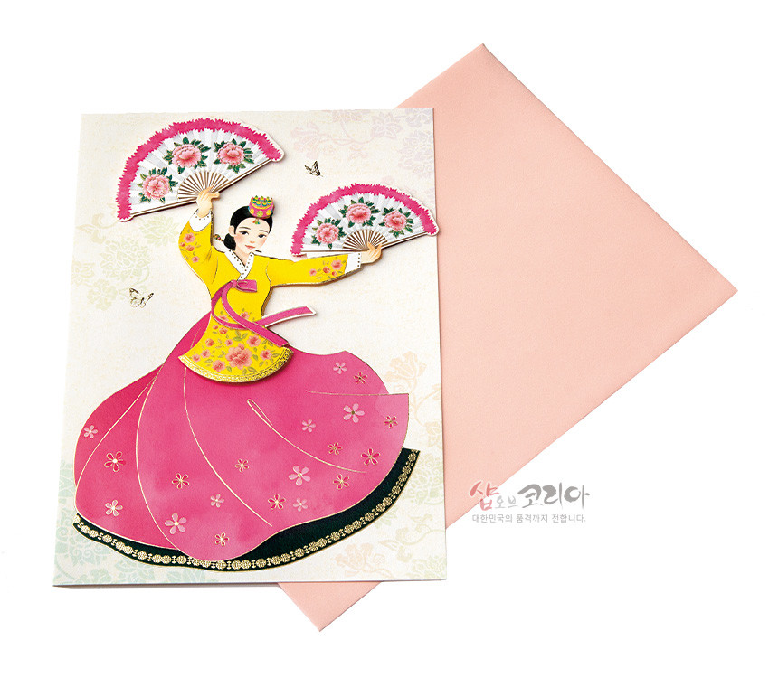 [텍스트: 샾오브코리아 대한민국의 품격까지 전달합니다.] 분홍 치마와 노란 저고리 한복 차림 부채춤 무용수 양각 카드, 부채의 모란꽃 문양과 금색 라인 장식, 파스텔 배경과 연핑크 봉투 구성