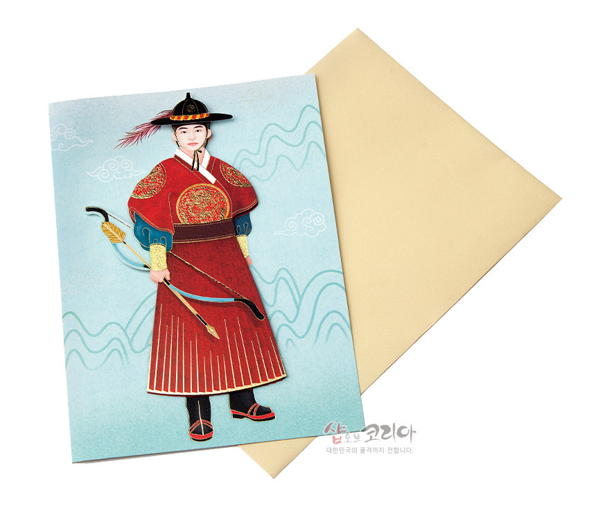 [텍스트: 샵오브코리아 대한민국의 품격까지 전합니다.] 붉은 종사관 한복과 금색 문양, 활과 화살 장식, 옅은 하늘색 구름 패턴 배경의 입체 한복카드와 아이보리 봉투 구성 이미지 설명