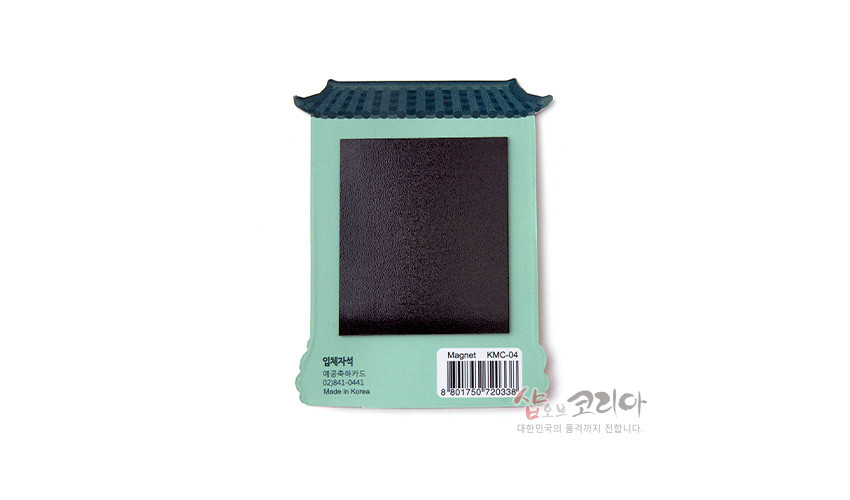 [텍스트: Magnet KMC-04, 입체자석, 전통복 입체자석, 0238-0421, Made in Korea] 민트색 판 위 검은 직사각형 자석판과 청록 기와지붕 장식, 하단 바코드가 배치된 평면 디자인 이미지