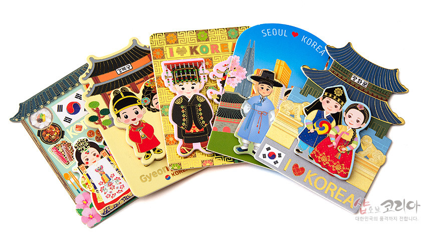 [텍스트: 건국문, Gyeongbokgung, I ♥ KOREA, SEOUL ♥ KOREA, I ♥ KOREA] 전통 예복 입은 인물과 경복궁·광화문 등 건축물, 태극기와 음식 아이콘을 원색으로 표현한 금속 입체 마그넷 세트 이미지 설명
