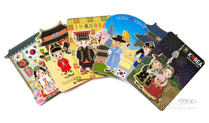 [텍스트: GYEONGBOKGUNG, Gyeongbokgung, KOREA, SEOUL ♥ KOREA, KOREA] 다양한 한복 차림 인물과 궁궐·불꽃놀이가 입체감 있게 표현된 컬러풀 마그넷 세트 이미지 설명