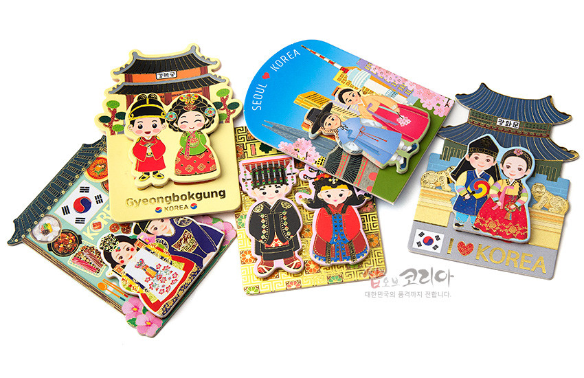 [텍스트: 경복궁, Gyeongbokgung KOREA, SEOUL ♥ KOREA, 남대문, I ♥ KOREA, 샵오브코리아 대한민국의 품격까지 전합니다.] 전통 예복 인물과 궁궐, 태극기, 한식 상차림을 형형색색으로 표현한 금속 입체 마그넷 세트 이미지描述