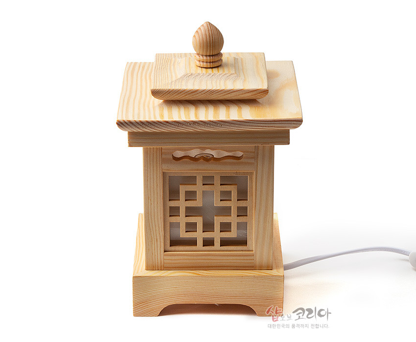 [텍스트: 샵오브코리아 대한민국의 품격까지 전합니다.] 연한 원목에 사각 완자문살을 넣고 반투명 창호지를 더한 전통 좌등 디자인