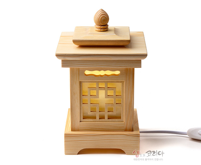 [텍스트: 샵오브코리아 대한민국의 품격까지 전합니다.] 연한 천연 원목으로 제작된 사각 좌등, 완자문살 창호와 곡선 장식 상부, 은은한 조명과 결을 살린 전통 목공예 조명 디자인