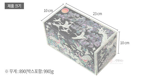 [텍스트: 제품크기 / 10cm / 23cm / 10cm / ※ 무게 : 890(박스포함: 990)g] 흑색 옻칠 바탕에 자개 상감으로 학과 소나무, 해 문양을 정교하게 표현한 직사각 쌍합 보석함 이미지 설명