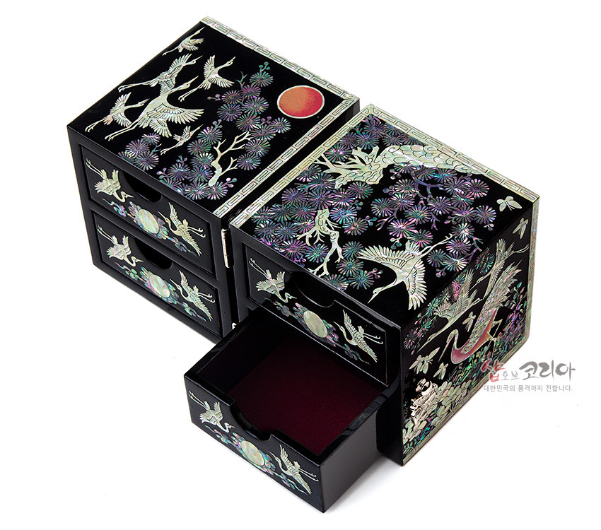 [텍스트: 샵오브코리아 대한민국의 품격까지 전합니다.] 흑색 옻칠 위 자개 상감 기법, 학과 소나무·해 문양으로 장식된 쌍합 구조 보석함, 붉은 비단 안감 포인트의 고급스러운 색감 표현
