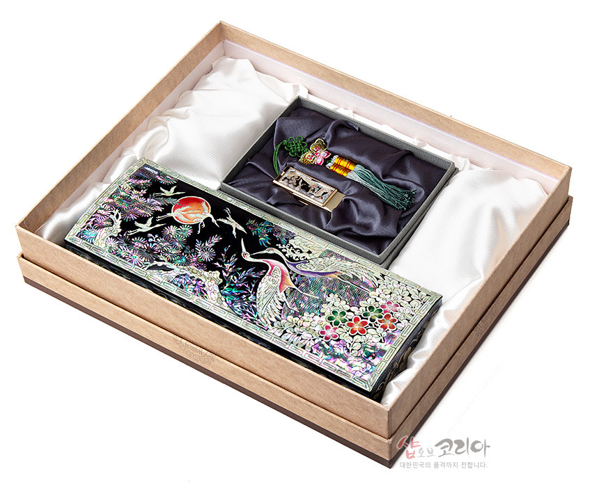 [텍스트: 샵오브코리아 대한민국의 품격까지 전합니다.] 자개 상감과 옻칠로 표현한 송학·소나무·국화 문양 필함과 금속 USB, 비단 술 매듭 장식이 함께 배치된 2종 세트 이미지