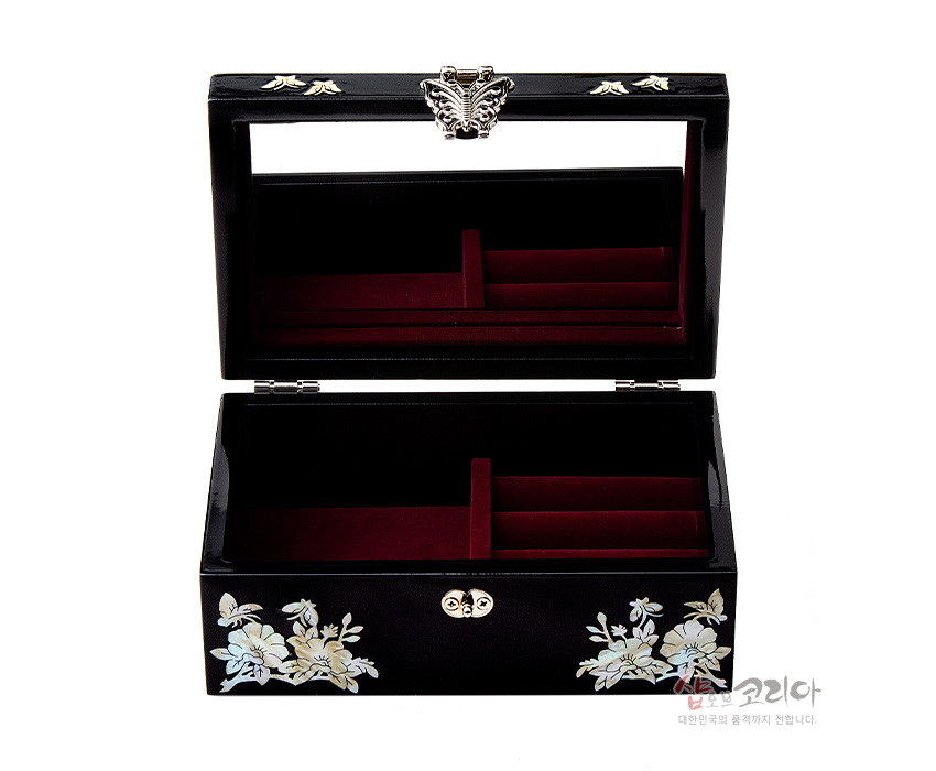 [텍스트: 샵오브코리아, 대한민국의 품격까지 전합니다] 흑색 옻칠 위 자개 상감 모란과 나비 문양, 금속 잠금장식과 자주색 벨벳 내부 칸막이 보석함 디자인