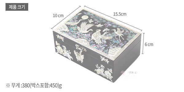 [텍스트: 제품 크기 / 10cm / 15.5cm / 6cm / ※ 무게 :380(박스포함:450)g] 흑색 옻칠 바탕 위 자개 상감으로 달빛과 학, 꽃문양을 섬세하게 표현한 직사각 보석함 디자인