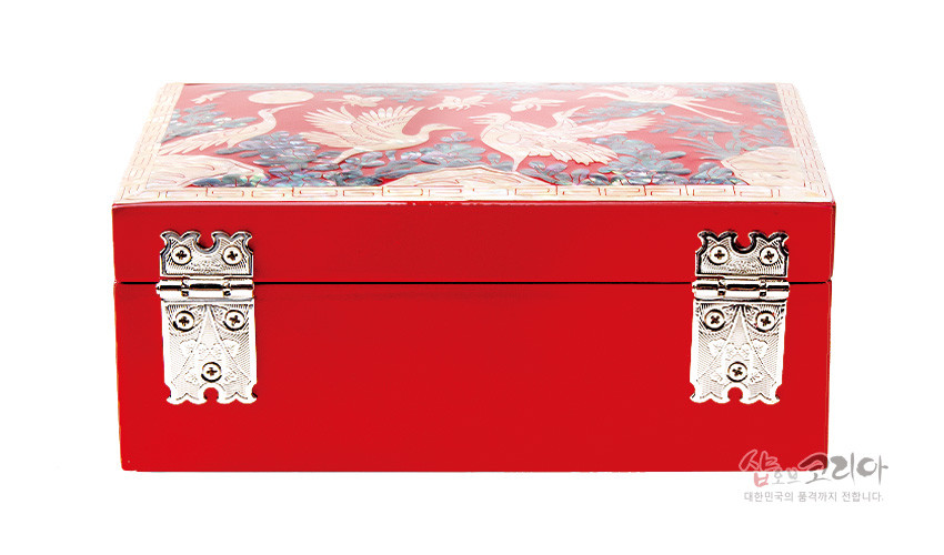 [텍스트: 샵오브코리아 대한민국의 품격까지 전합니다.] 적색 옻칠 바탕에 자개 상감으로 달과 학, 구름과 꽃문양을 장식하고 금속 경첩을 더한 직사각 나전칠기 보석함 이미지 설명