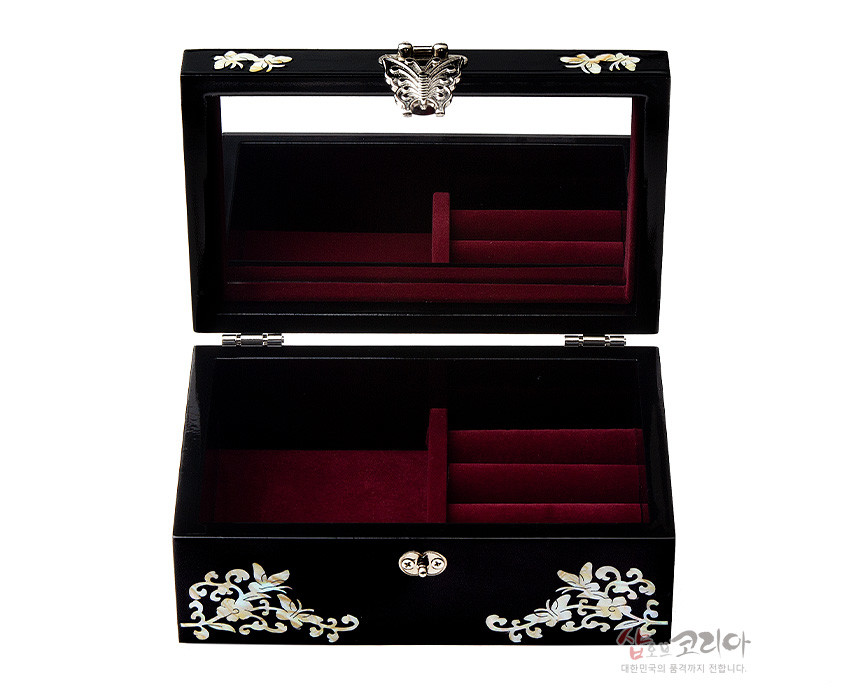 [텍스트: 샵오브코리아 대한민국의 품격까지 전합니다.] 흑색 옻칠 위 자개 상감 나비·모란문 장식, 내부 와인색 벨벳 칸막이 구성 직사각 보석함 이미지