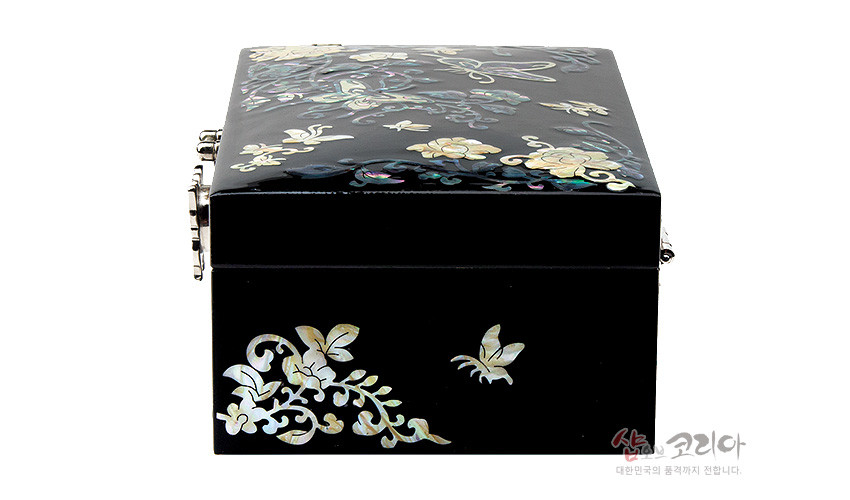 [텍스트: 샵오브코리아 대한민국의 품격까지 전합니다.] 흑색 옻칠 위 자개 상감으로 나비와 모란덩굴을 섬세하게 장식한 직사각 보석함 정면 모습