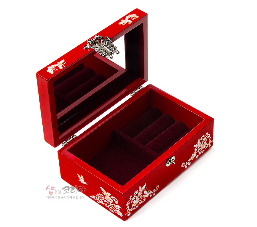 [텍스트: 샵오브코리아 대한민국의 품격까지 전합니다.] 붉은 옻칠 위 자개 상감으로 나비와 꽃넝쿨 문양을 장식하고 내부는 자주색 벨벳 완충 처리한 직사각 나전칠기 보석함 이미지 설명