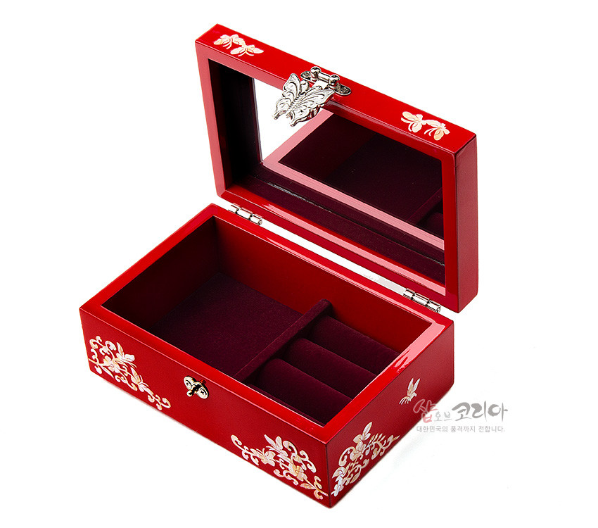 [텍스트: 샵오브코리아 대한민국의 품격까지 전합니다.] 붉은 옻칠 위 자개 상감 나비·꽃넝쿨 문양, 금속 장식 잠금장치와 내부 비단 느낌 안감의 직사각 나전칠기 보석함 이미지설명