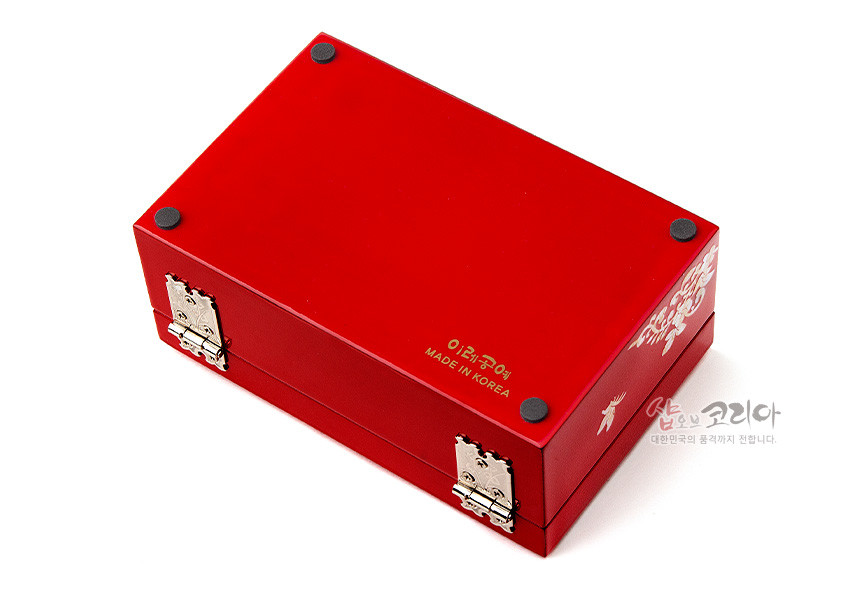 [텍스트: MADE IN KOREA] 선명한 적색 옻칠 표면과 모서리 고무 받침, 측면 자개 상감 꽃·나비 문양, 은색 금속 경첩 장식 직사각 나전칠기 보석함