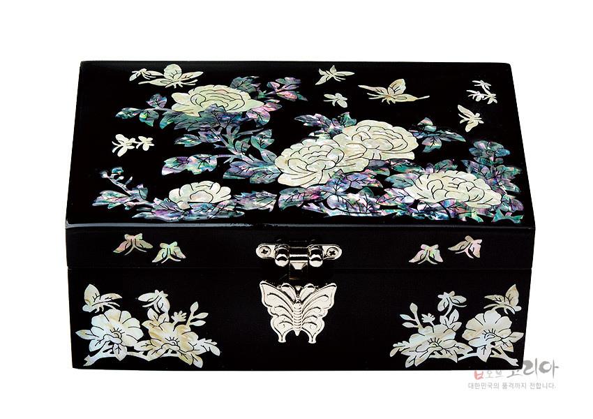 [텍스트: 샵오브코리아 대한민국의 품격까지 전합니다] 흑색 옻칠 바탕 위 자개 상감으로 모란과 나비 문양을 장식하고 금속 나비 잠금장치를 더한 직사각형 보석함 형식