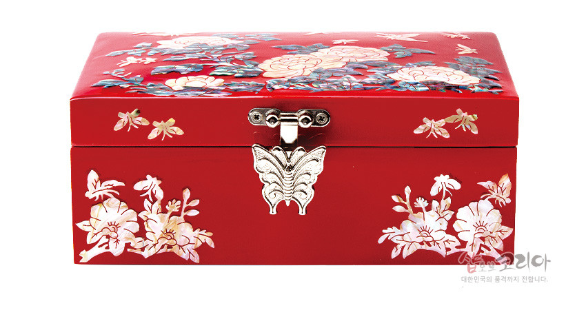 [텍스트: 샵오브코리아 대한민국의 품격까지 전합니다.] 붉은 옻칠 바탕 위 자개 상감 모란과 나비 문양 장식, 금속 나비 잠금장식이 포인트인 직사각 나전칠기 보석함 디자인