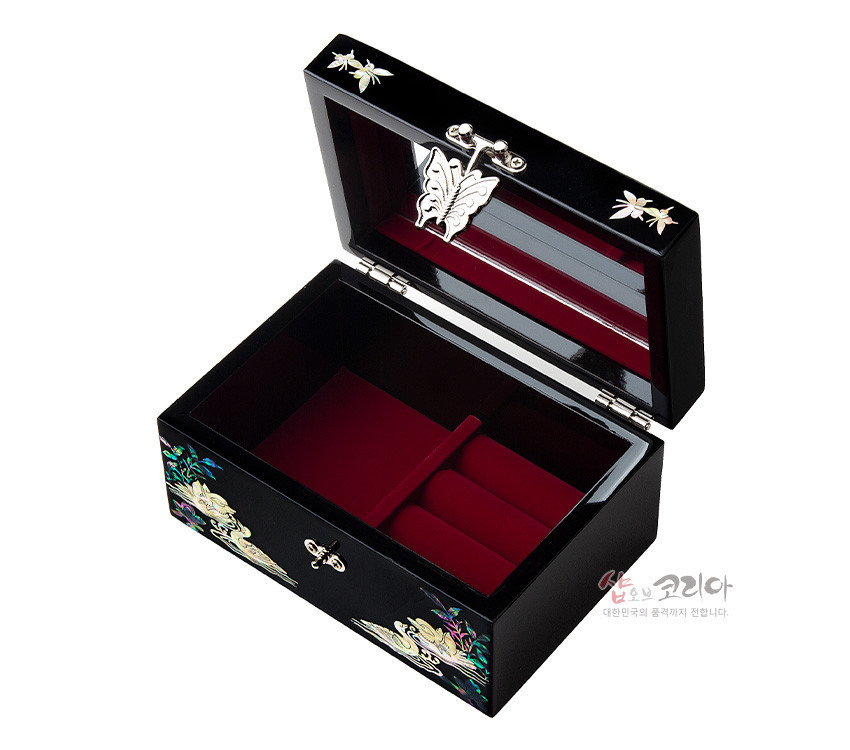 [텍스트: 샵오브코리아 대한민국의 품격까지 전합니다.] 흑색 옻칠 바탕에 자개 상감 공작·꽃·오리 문양, 나비 금속 잠금장치와 붉은 내부 천장식 보석함 이미지