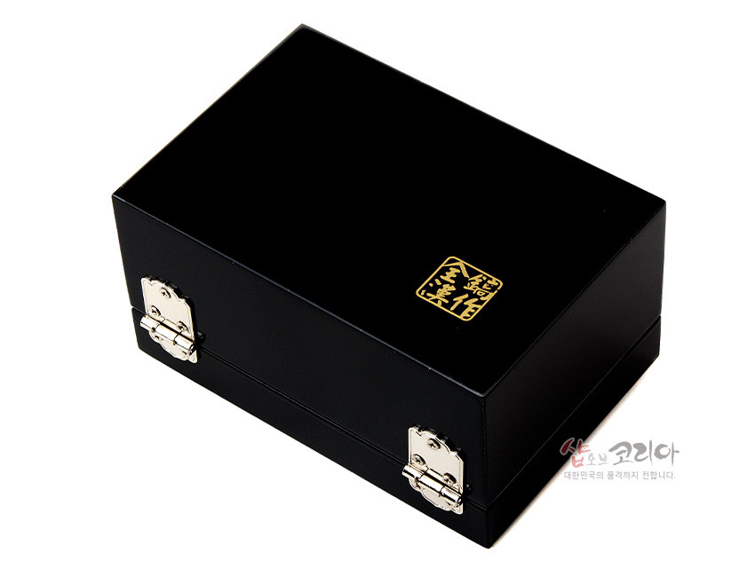 [텍스트: 샵오브코리아 대한민국의 품격까지 전합니다.] 흑색 옻칠 직사각형 보석함용 케이스, 상단 금색 한자 인쇄와 은색 금속 잠금장식 포인트 디자인