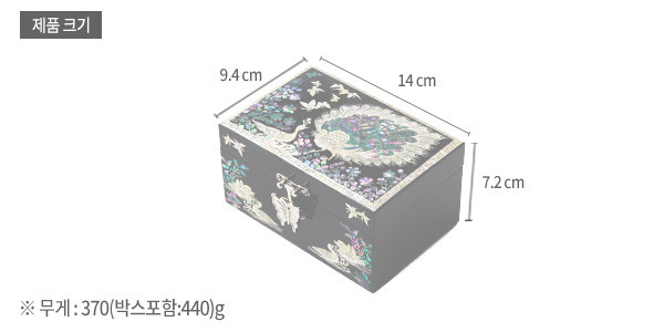 [텍스트: 제품 크기 9.4cm 14cm 7.2cm ※ 무게: 370(박스포함:440)g] 흑색 옻칠 바탕 위 공작과 꽃, 나비 자개 상감 장식 직사각 보석함 모습