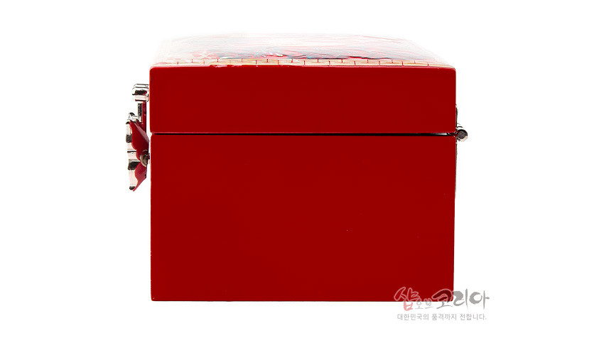 [텍스트: 샵오브코리아 대한민국의 품격까지 전합니다.] 선명한 적색 옻칠로 마감된 직사각형 나전칠기 보석함 측면, 금속 경첩 장식이 포인트인 단정한 옆모습 표현